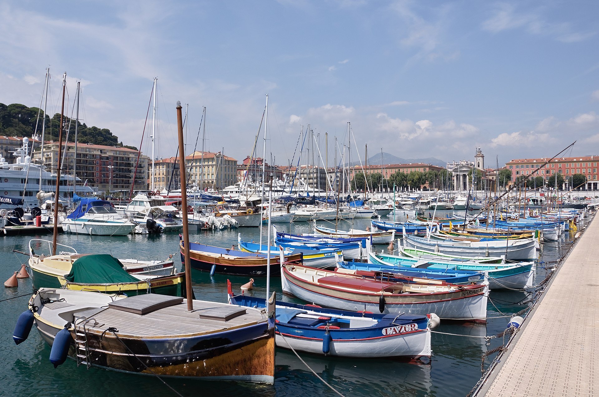 Port Lympia à Nice, ses pointus et l’église Notre-Dame-du-Port